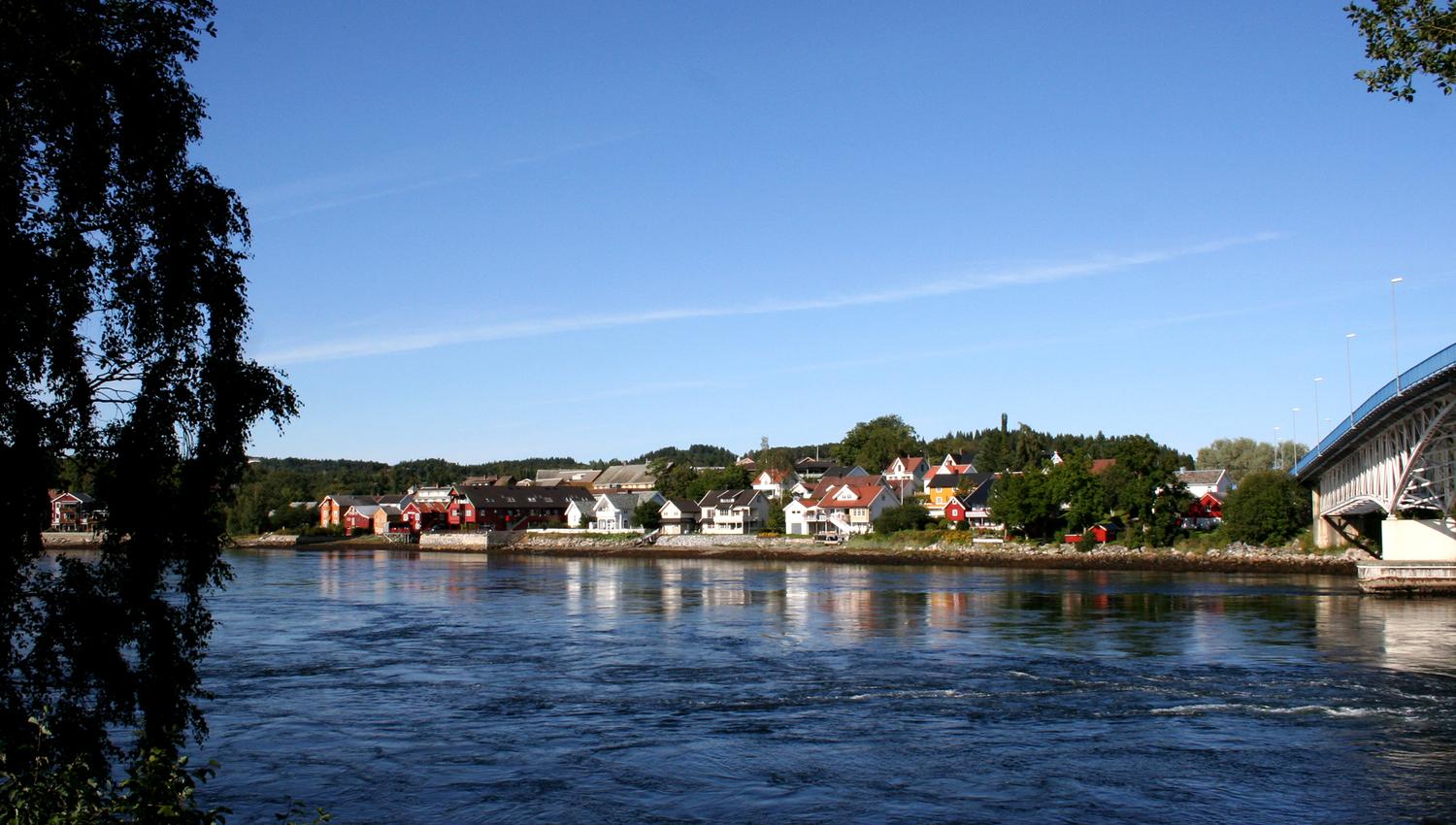 Looking over the tidal current to Straument town centre