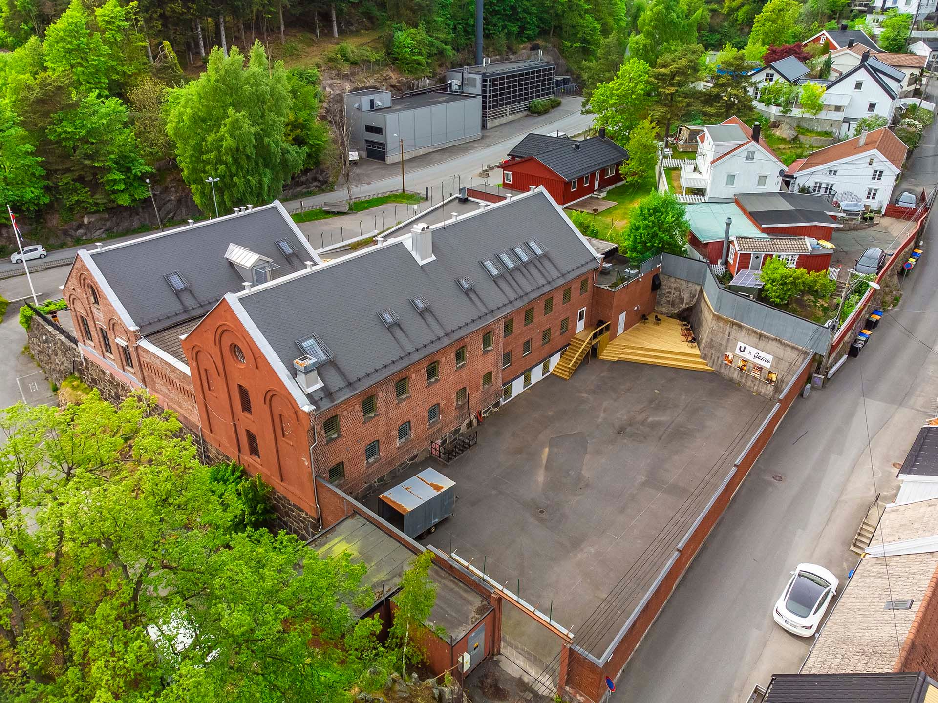 luftegård med scene i Arendal gamle fengsel