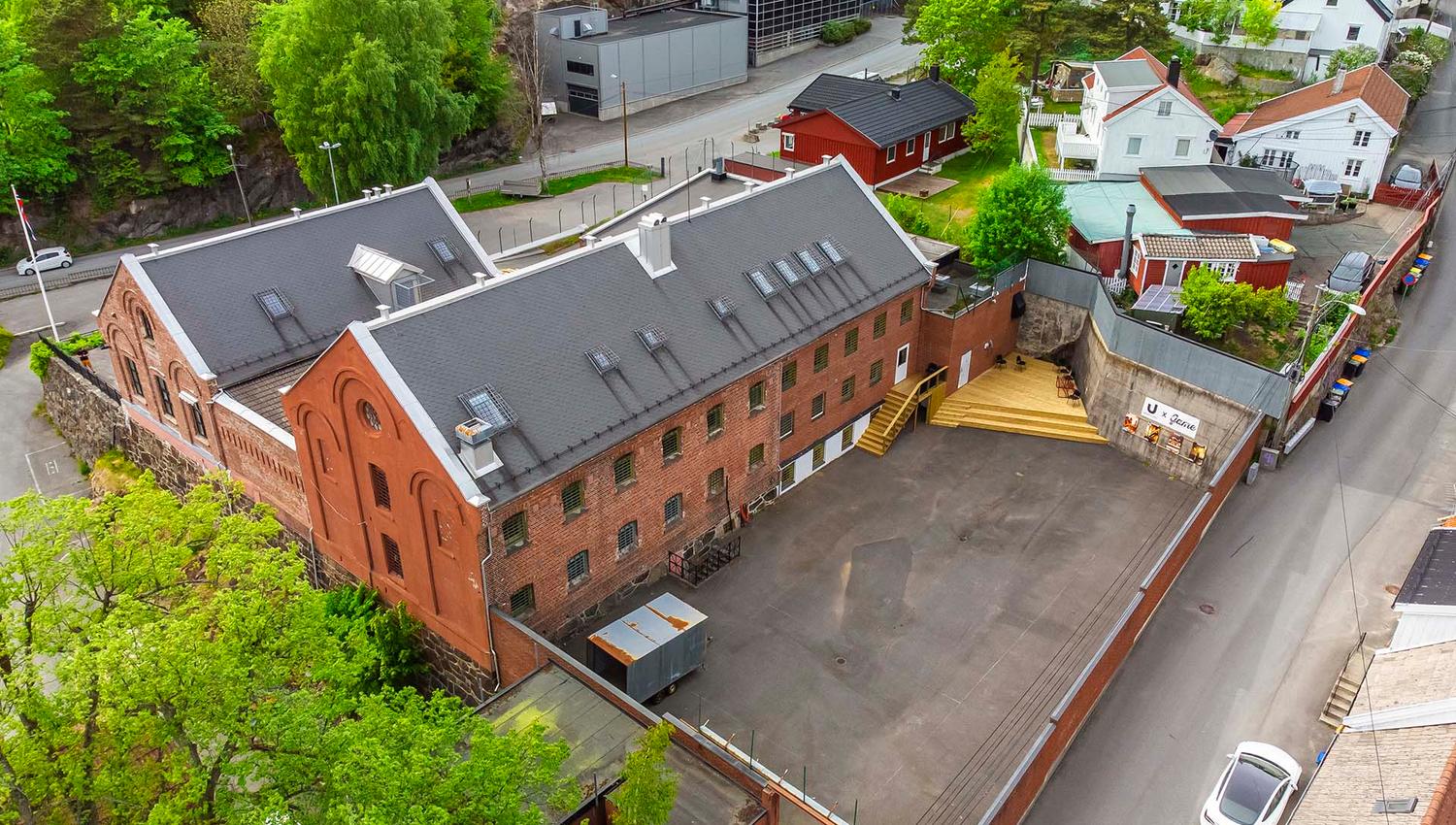 luftegård med scene i Arendal gamle fengsel