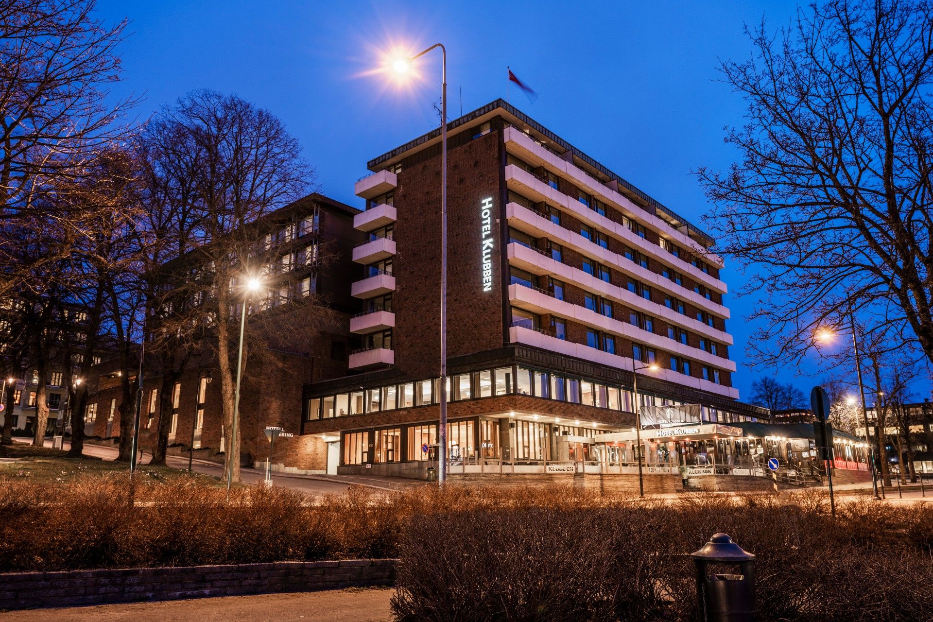 Hotel Klubben fasade om kvelden