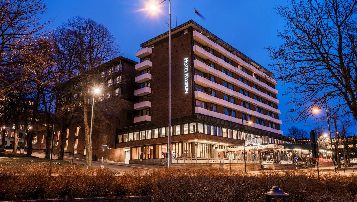Hotel Klubben fasade om kvelden