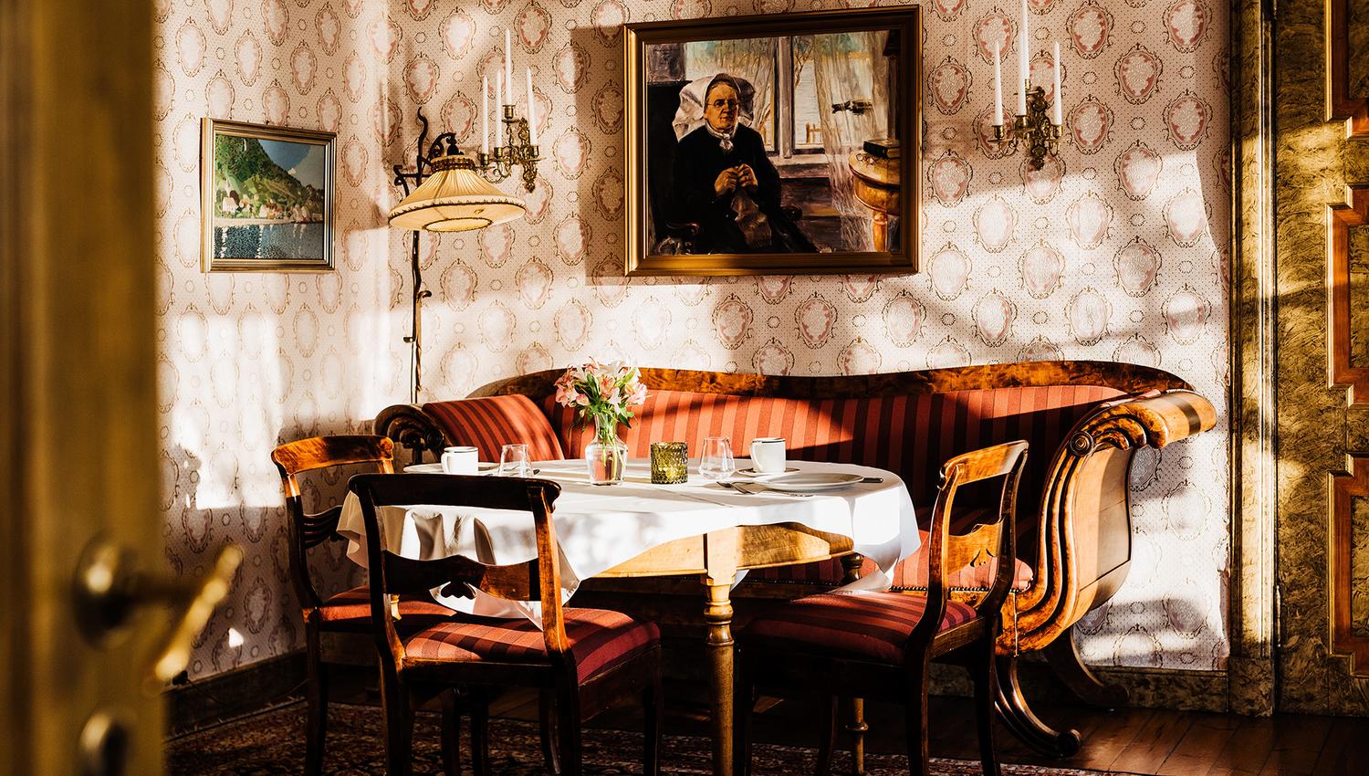 A glimpse into the historic atmosphere of Utne Hotel with elegant antique furniture.