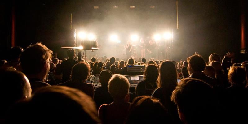publikummere foran en scene