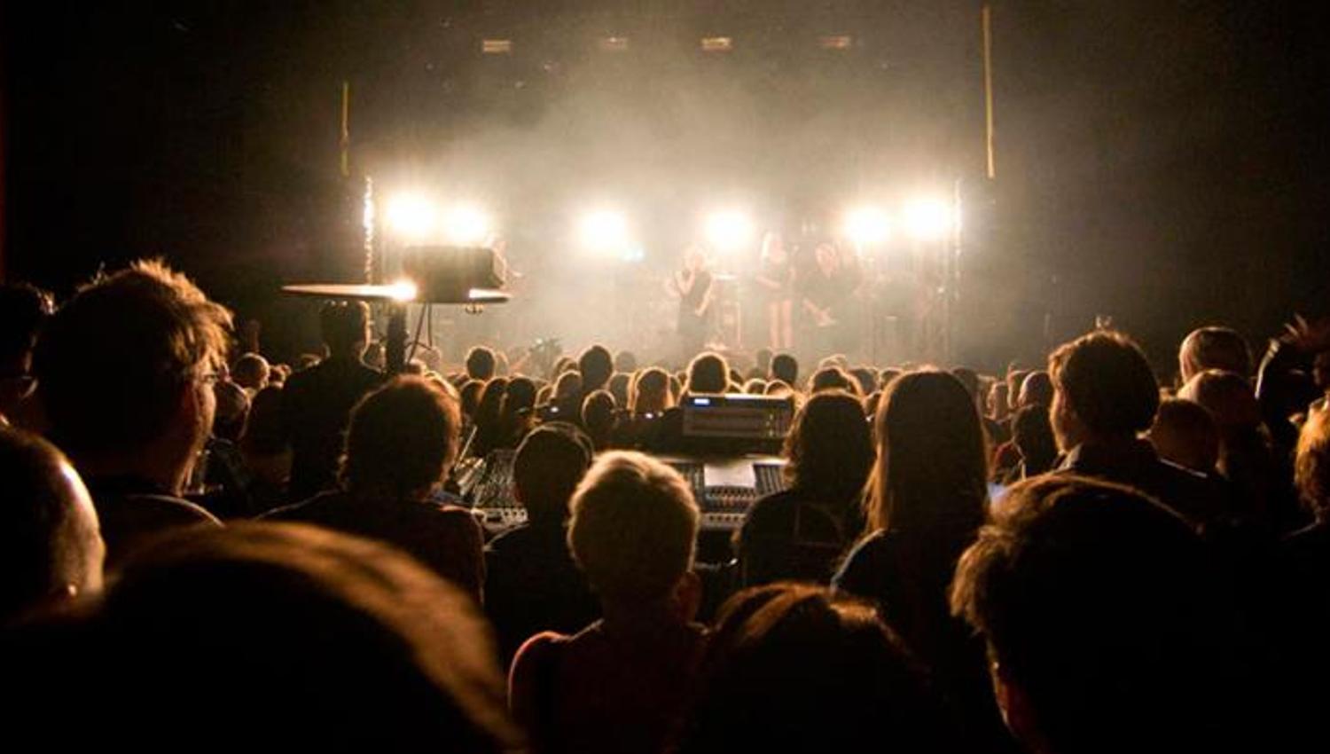 publikummere foran en scene