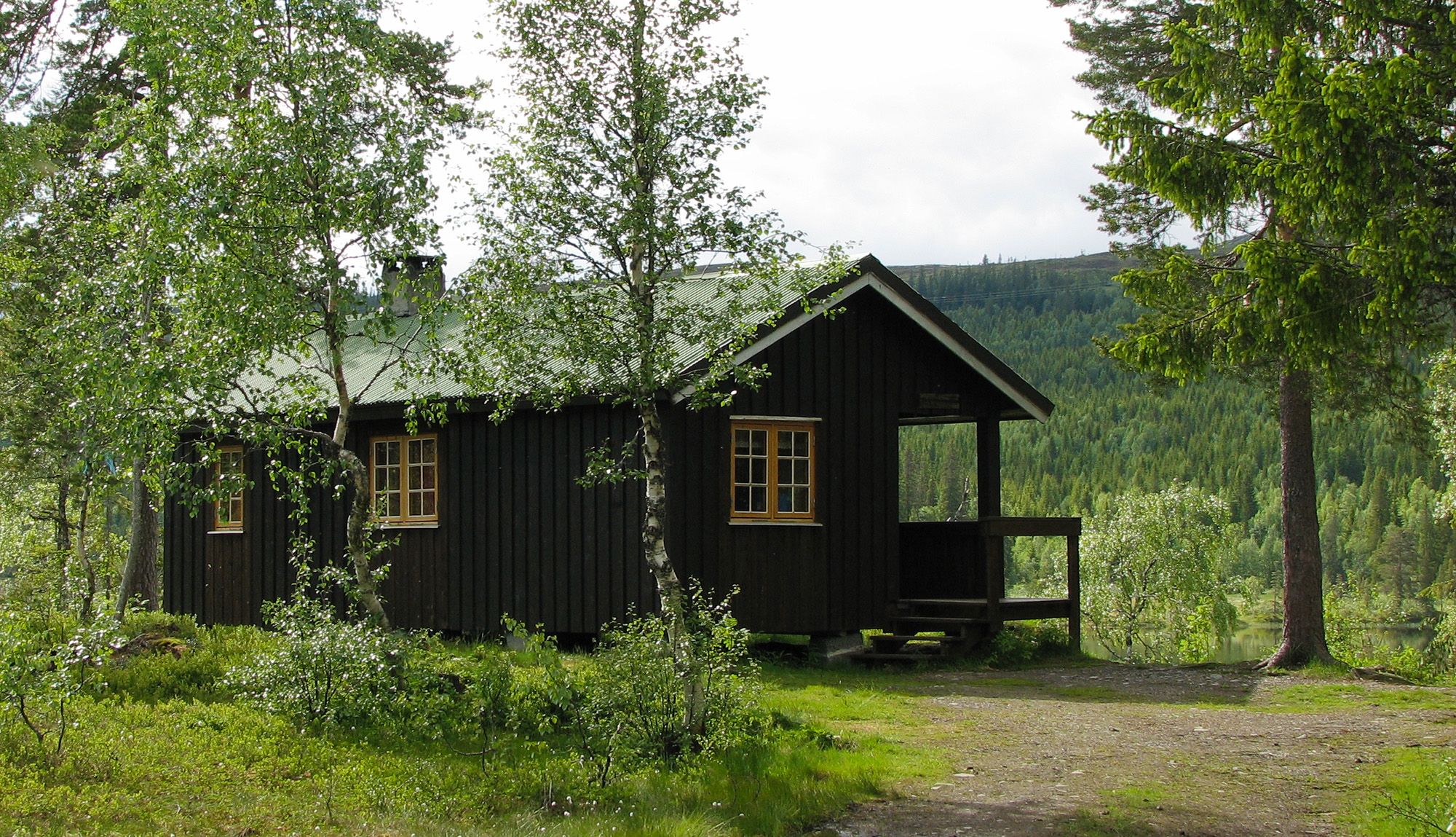 Roktsjøhytta på sommerstid