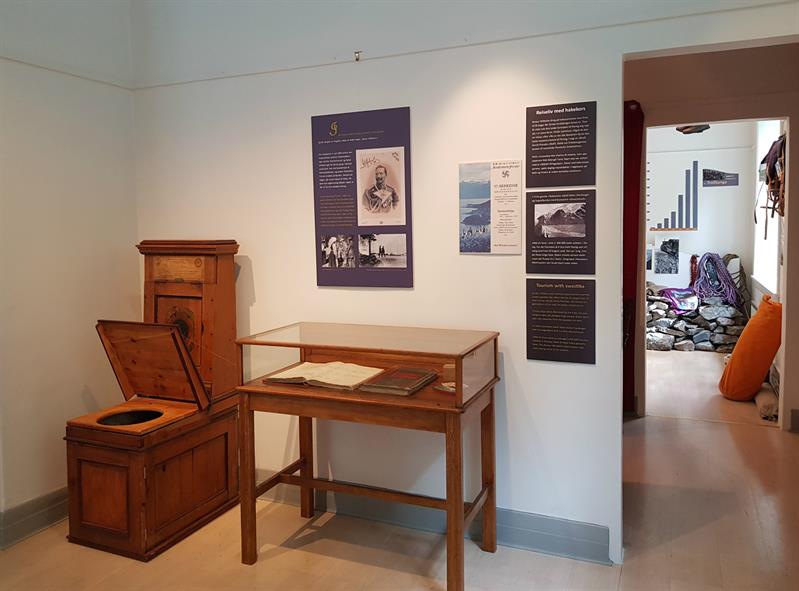 Historisk rom på Kraftmuseet med utstilling av gamle dokument og møblar knytt til kraftstasjonens historie.