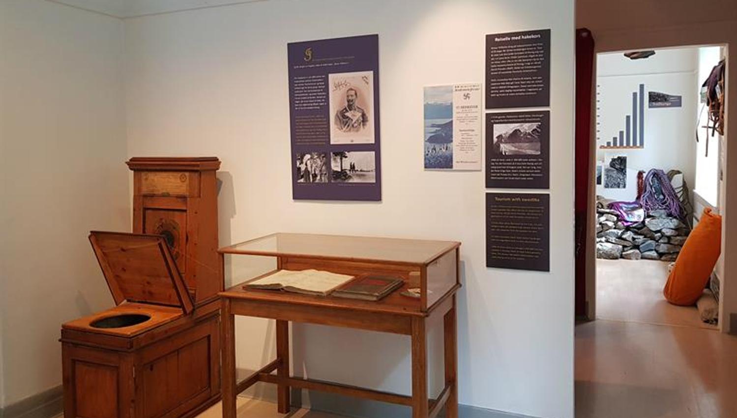 Historisk rom på Kraftmuseet med utstilling av gamle dokument og møblar knytt til kraftstasjonens historie.