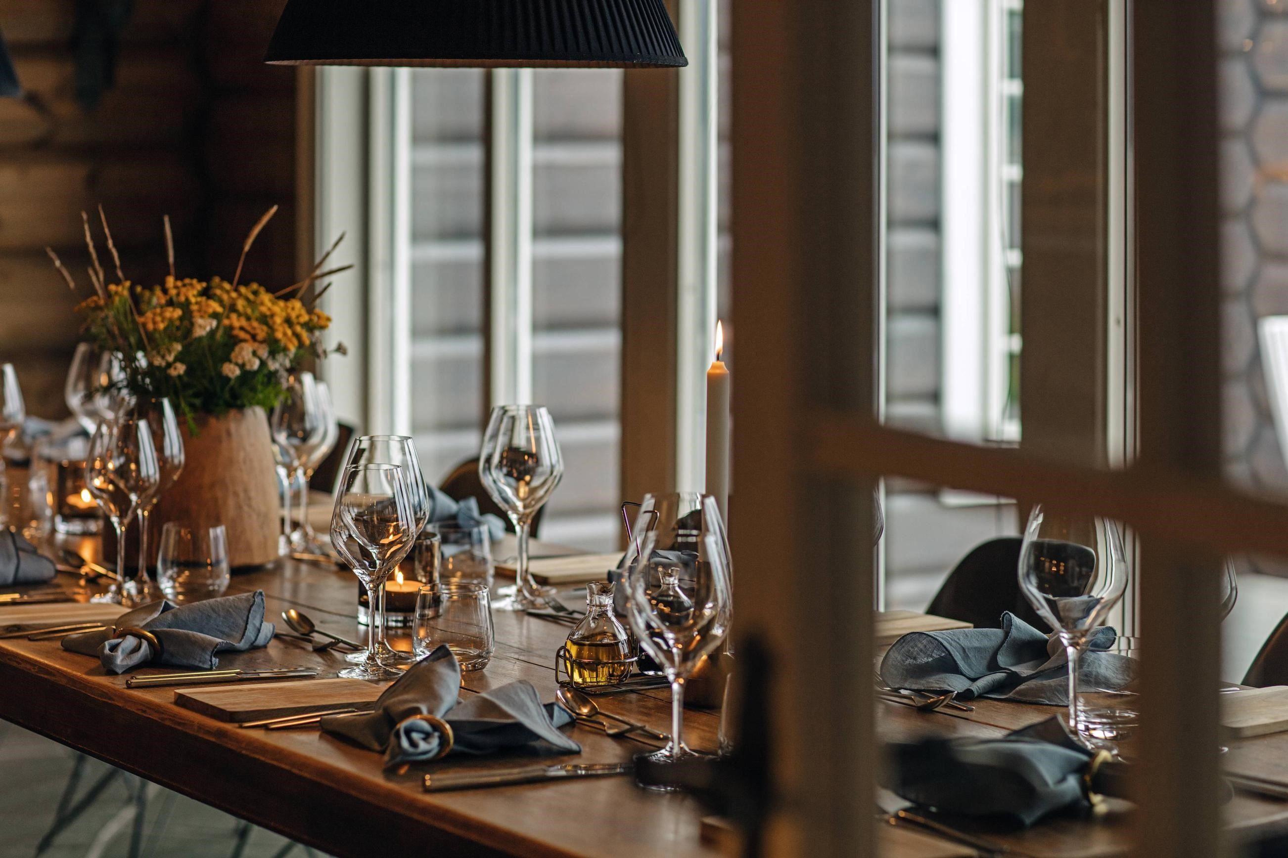 Vinglass på kjøkkenbordet