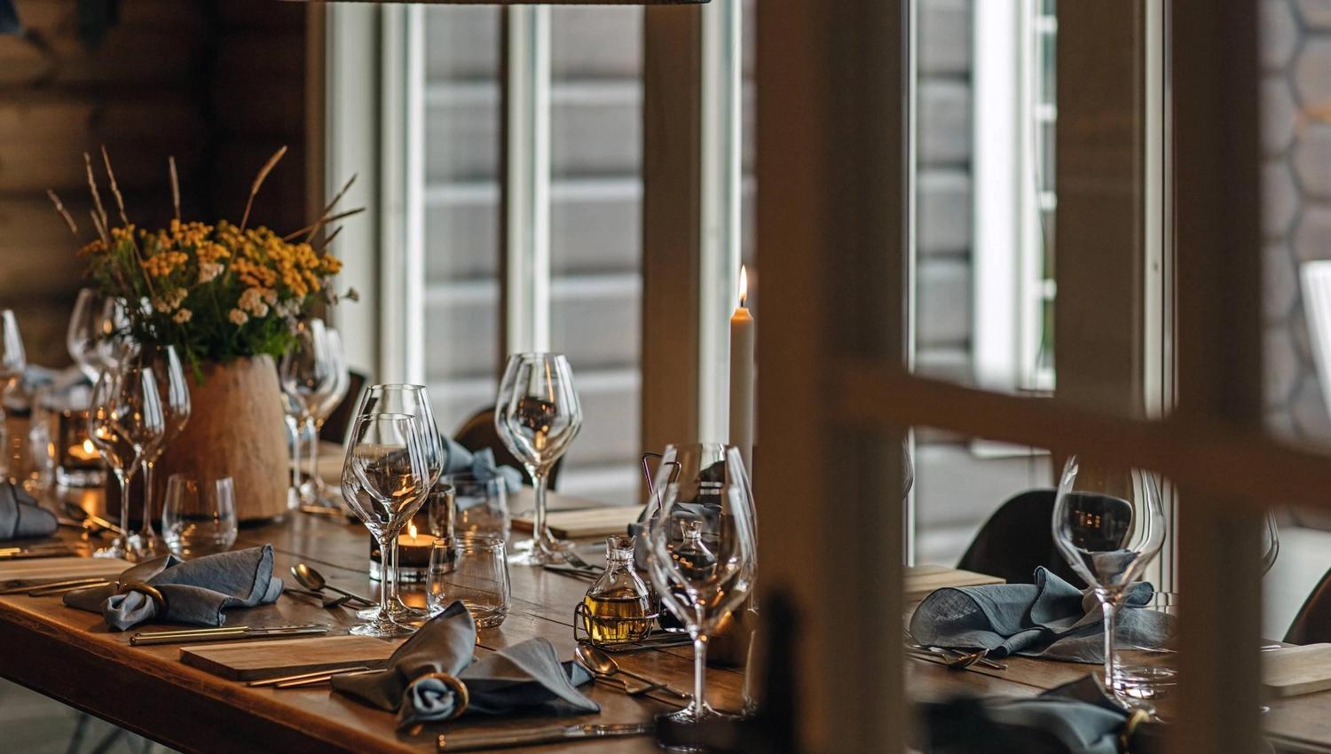 Vinglass på kjøkkenbordet