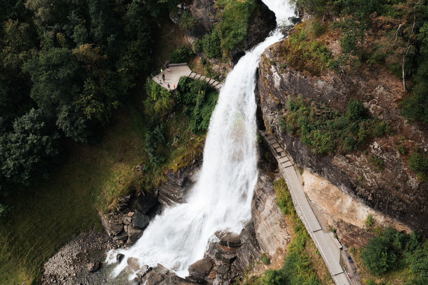 Vakker panoramautsikt frå stien bak Steinsdalsfossen.