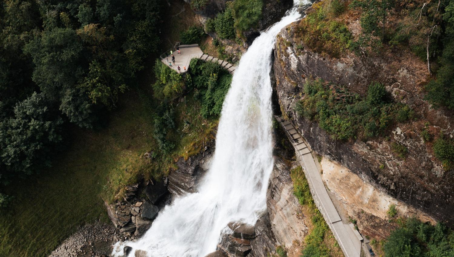 Vakker panoramautsikt frå stien bak Steinsdalsfossen.
