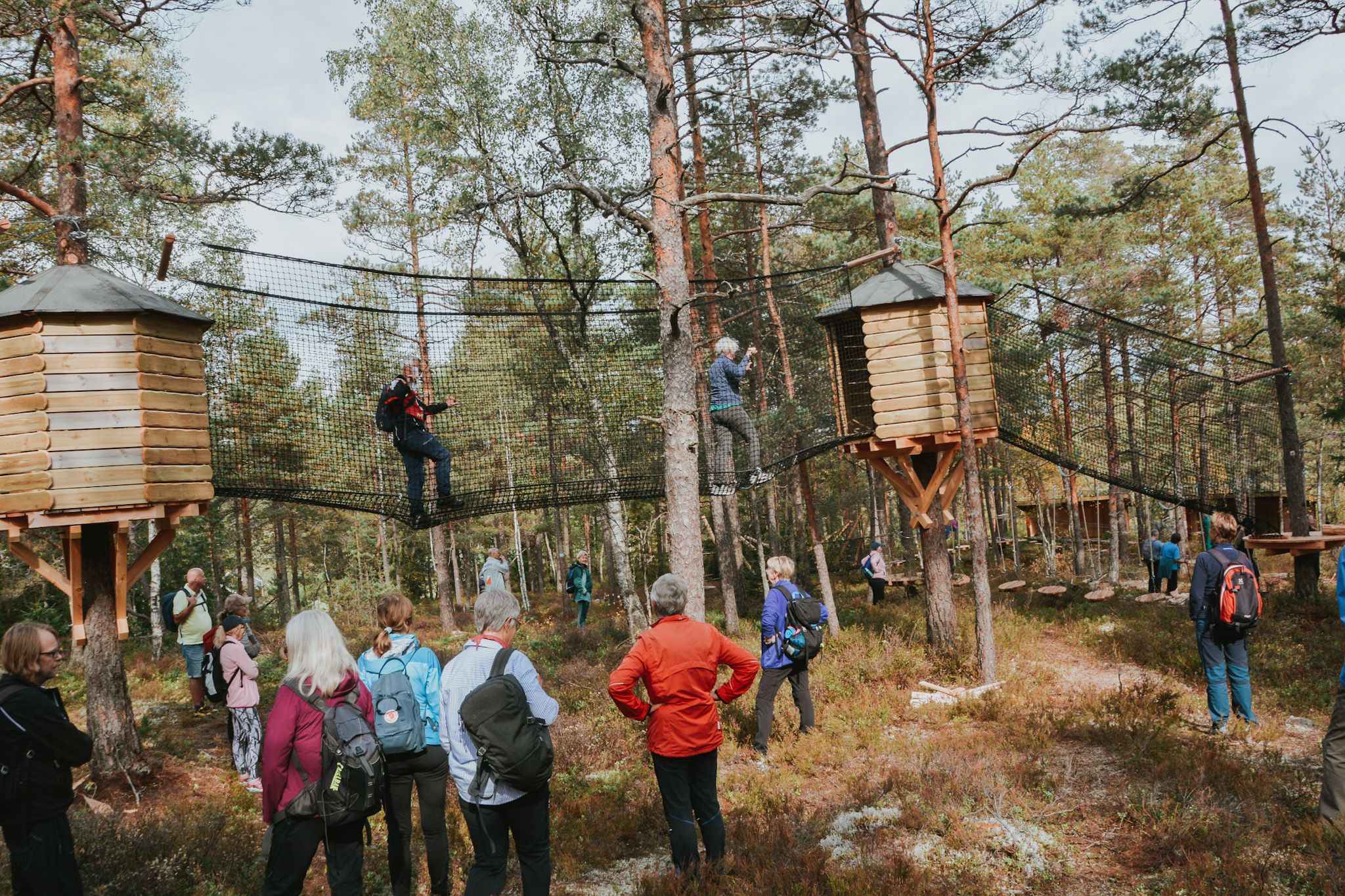 Adults climbing in the activity park at Østtorp. Photo.