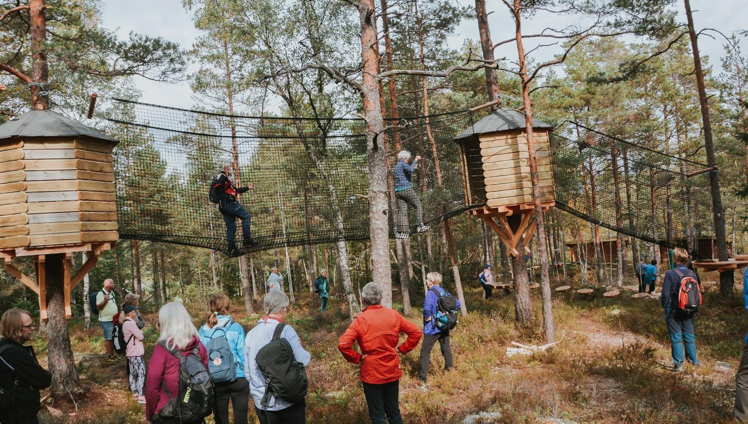 Adults climbing in the activity park at Østtorp. Photo.
