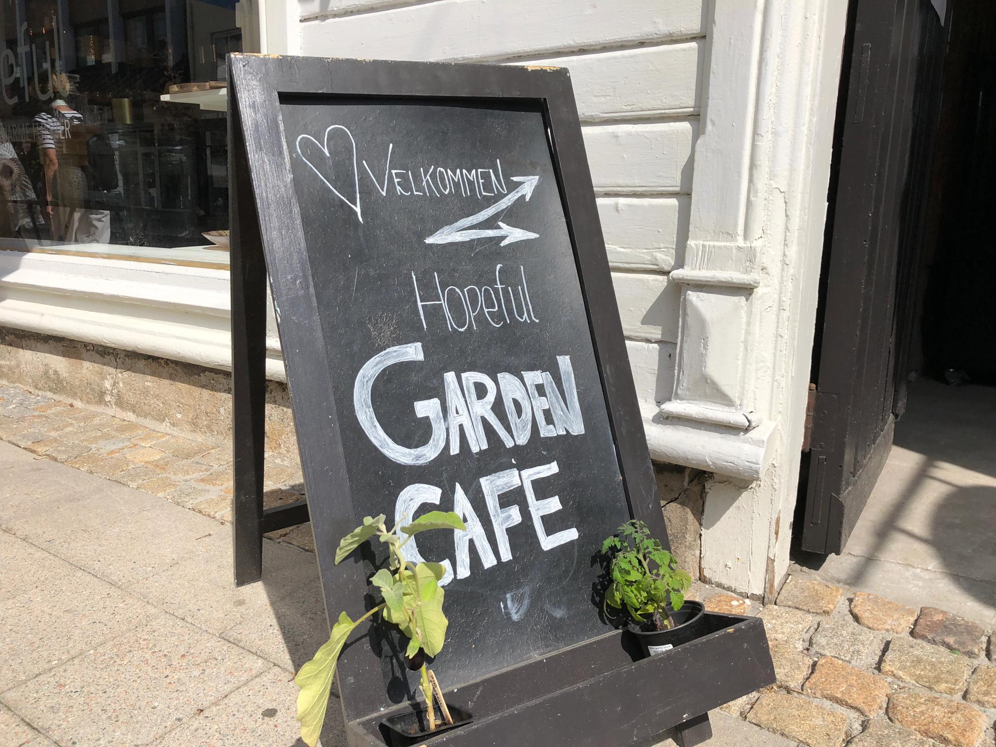 Hopeful-Garden-skilt