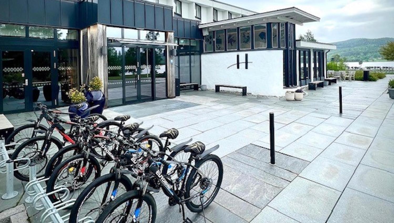 sykler parkert utenfor hotell
