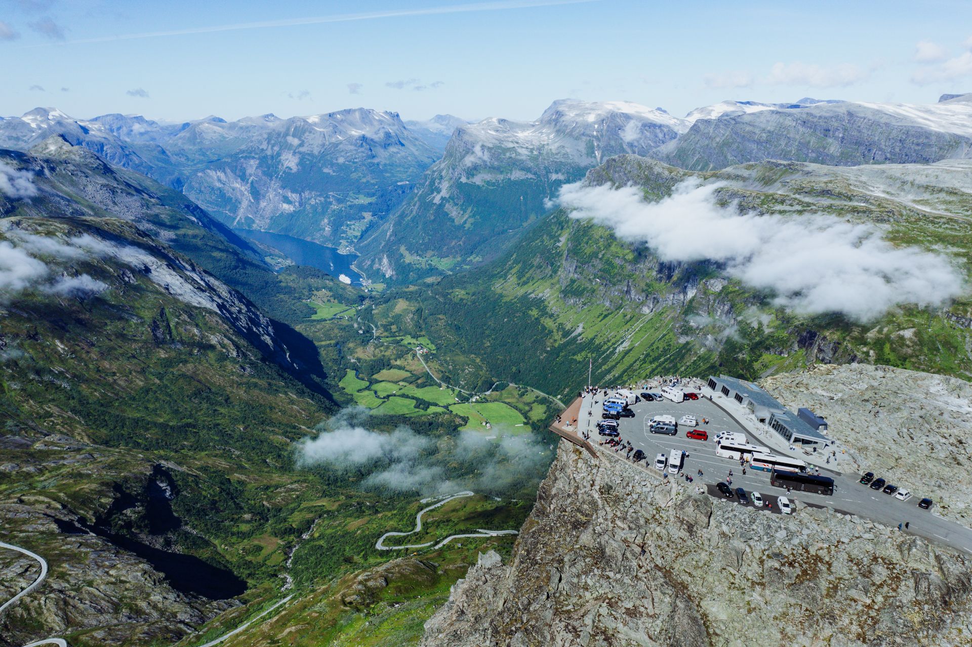 Geiranger Skywalk på Dalsnibba med utsikt over Geirangerfjorden.