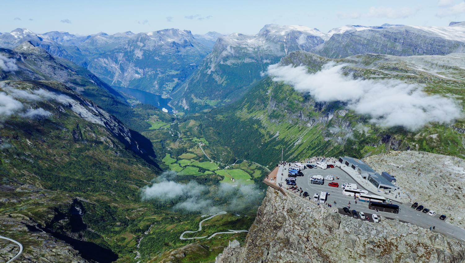 Geiranger Skywalk på Dalsnibba med utsikt over Geirangerfjorden.