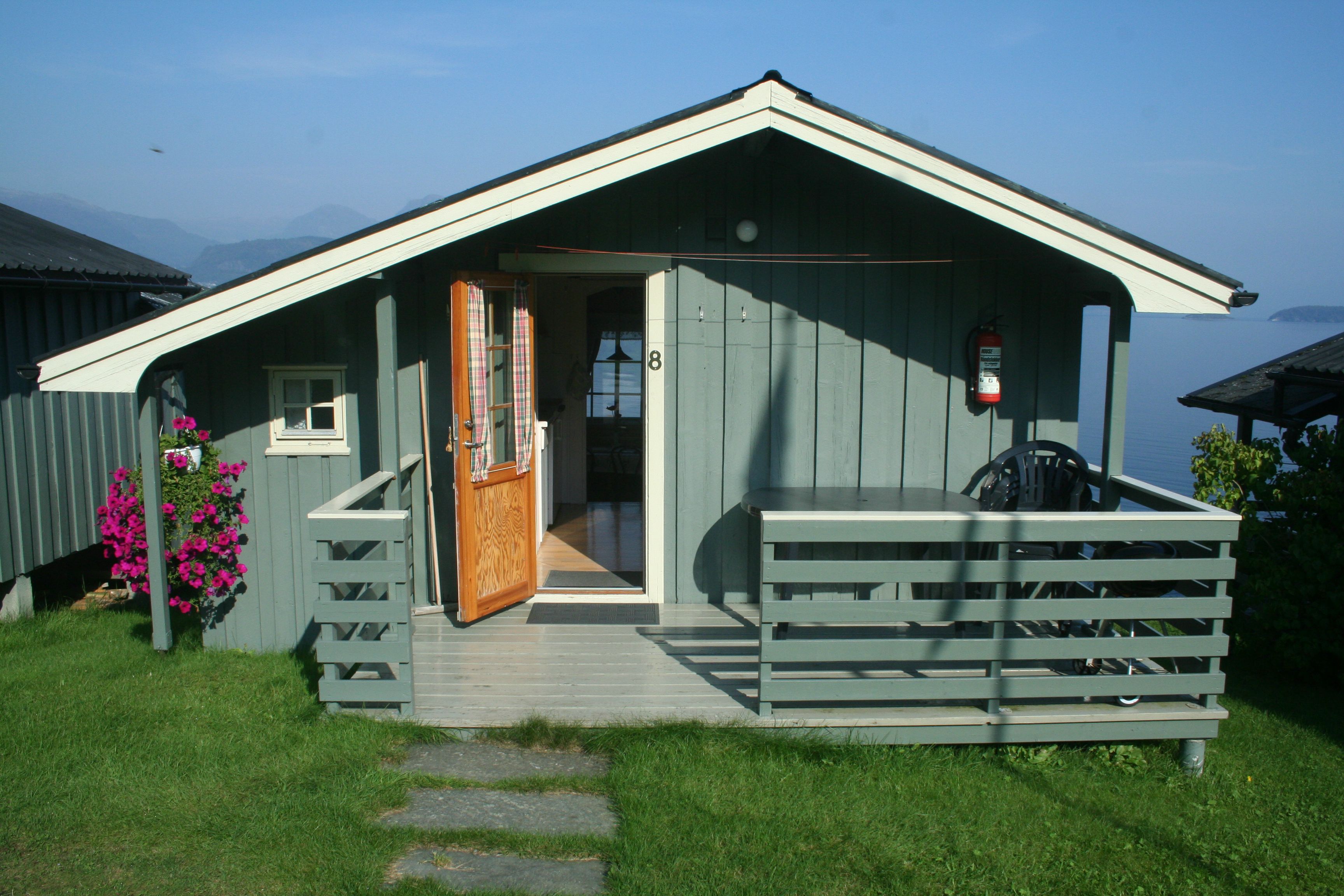 Opna hytte på Oddland Camping med innsyn til stova og utsikt over Hardangerfjorden.