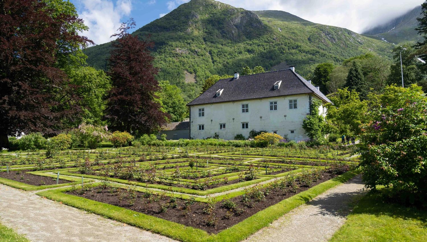 Baroniet Rosendal med renessansehage og utsikt mot fjella i Hardanger.