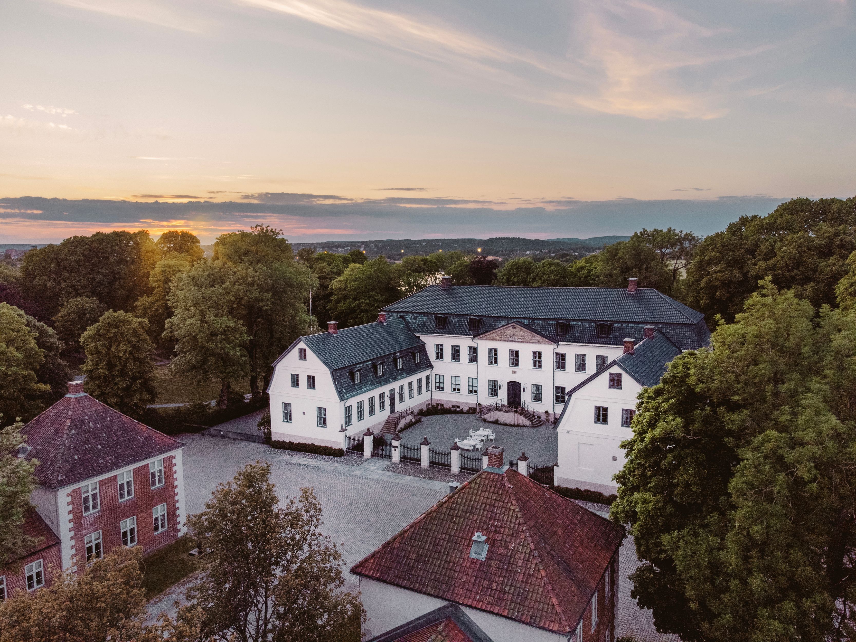 Bilde av Hafslund Hovedgård fra lufta. Foto.