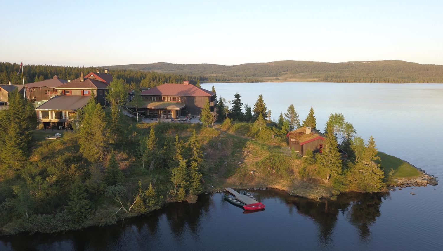 Dronebilde av Rustad hotel & Fjellstue på sensommeren