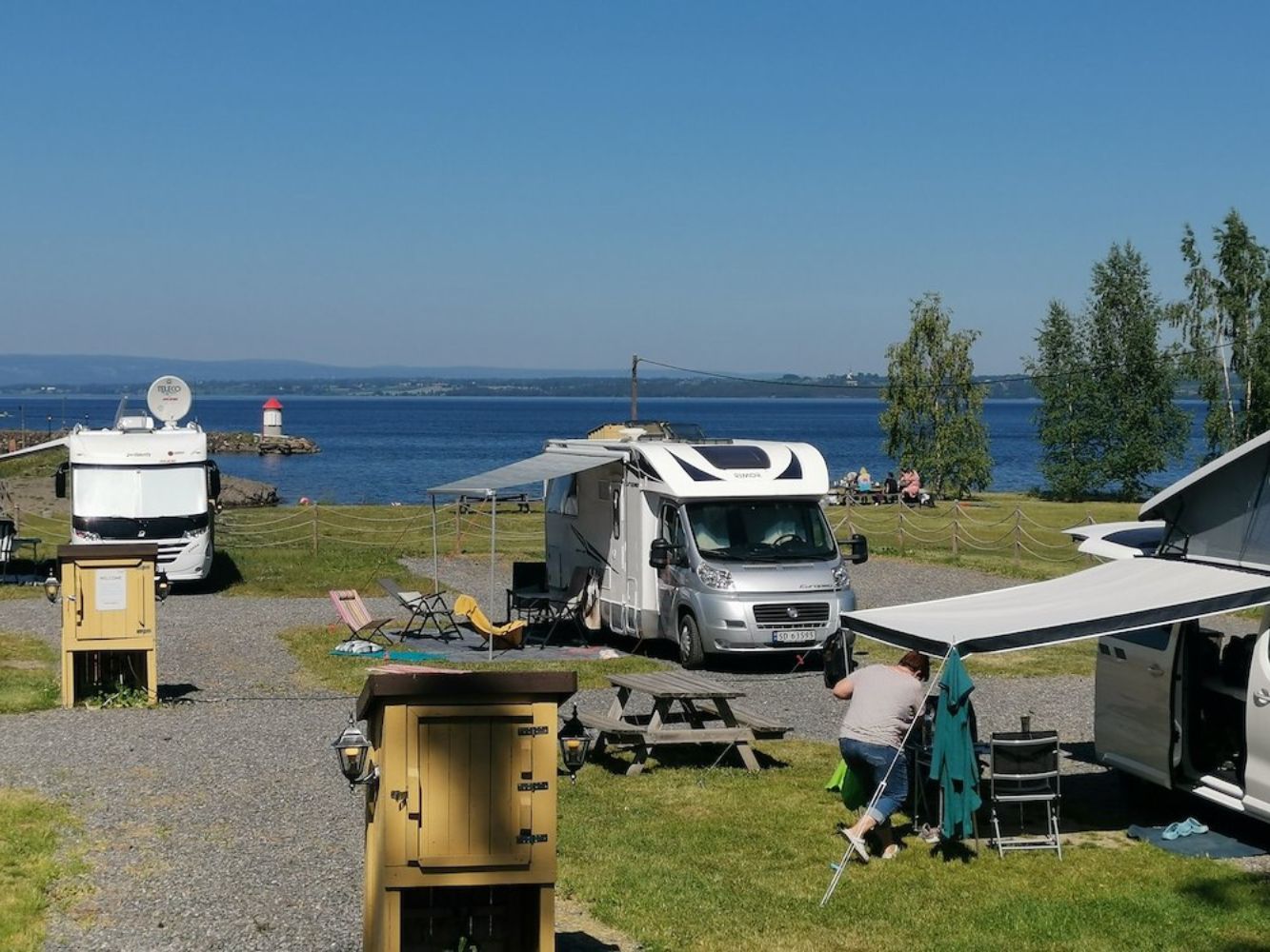 Bobilplass nær vannet i Evjua Strandpark