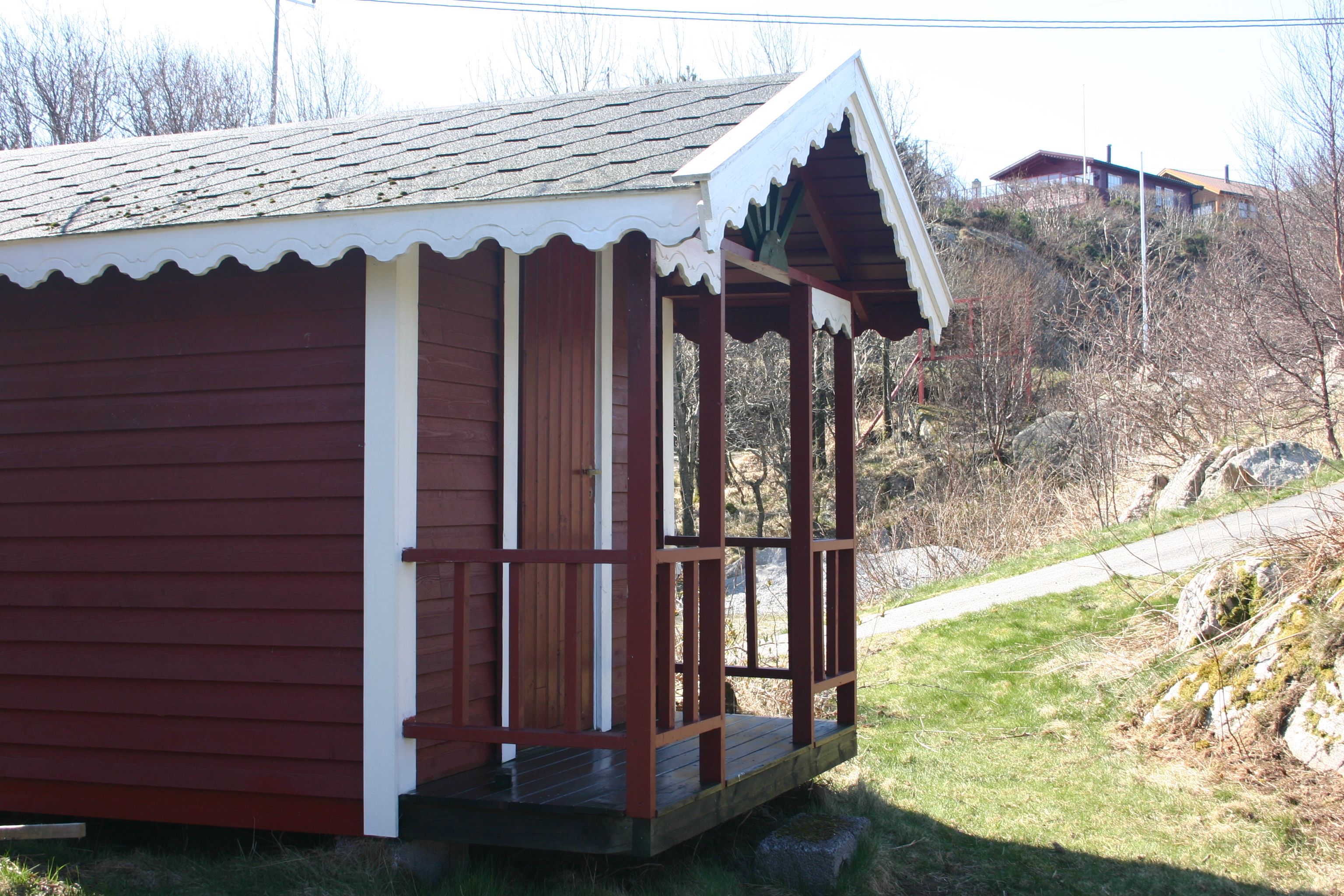 Lindesnes Camping og Hytteutleie - Rød hytte med hvite karmer
