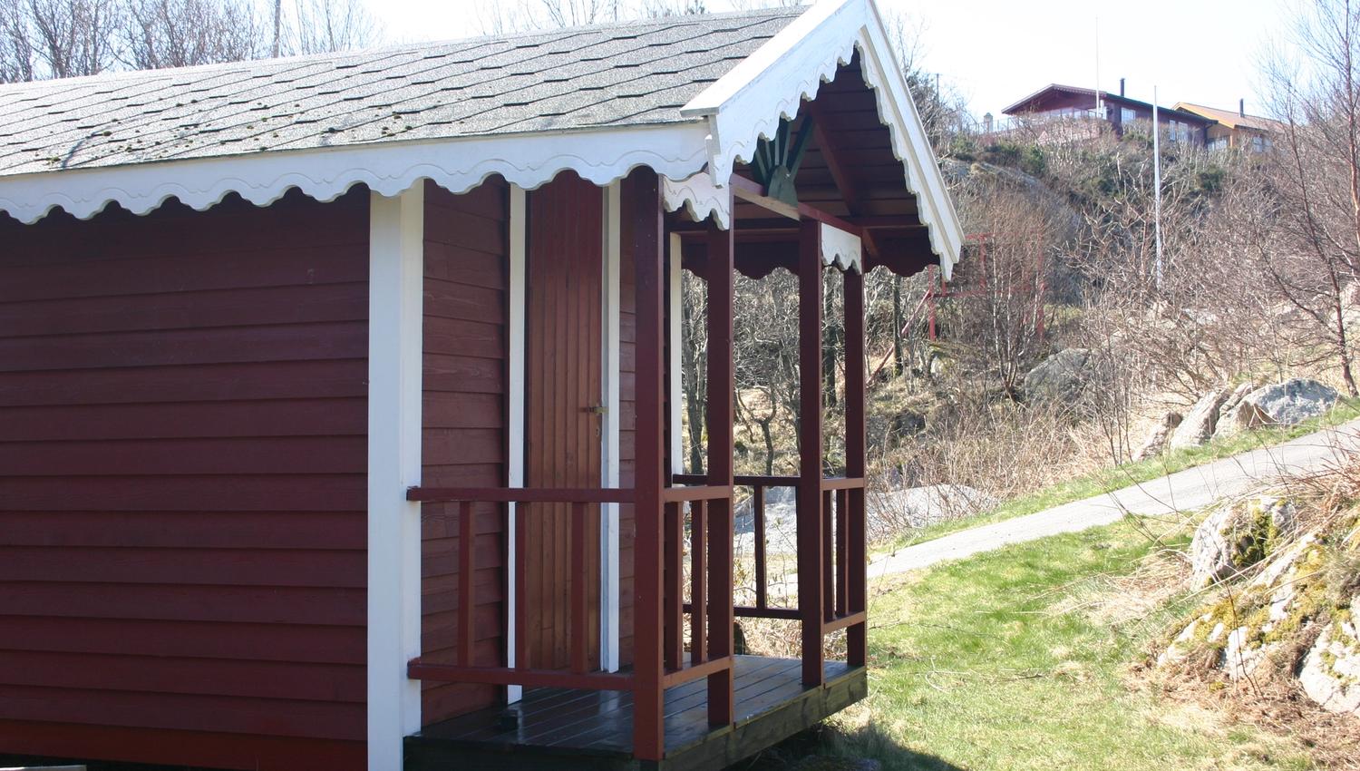 Lindesnes Camping og Hytteutleie - Rød hytte med hvite karmer