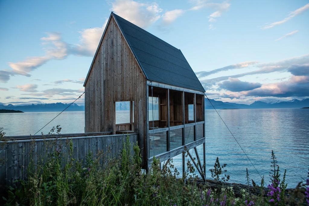 Stien-langs-sjoen-VHT-00635_1024