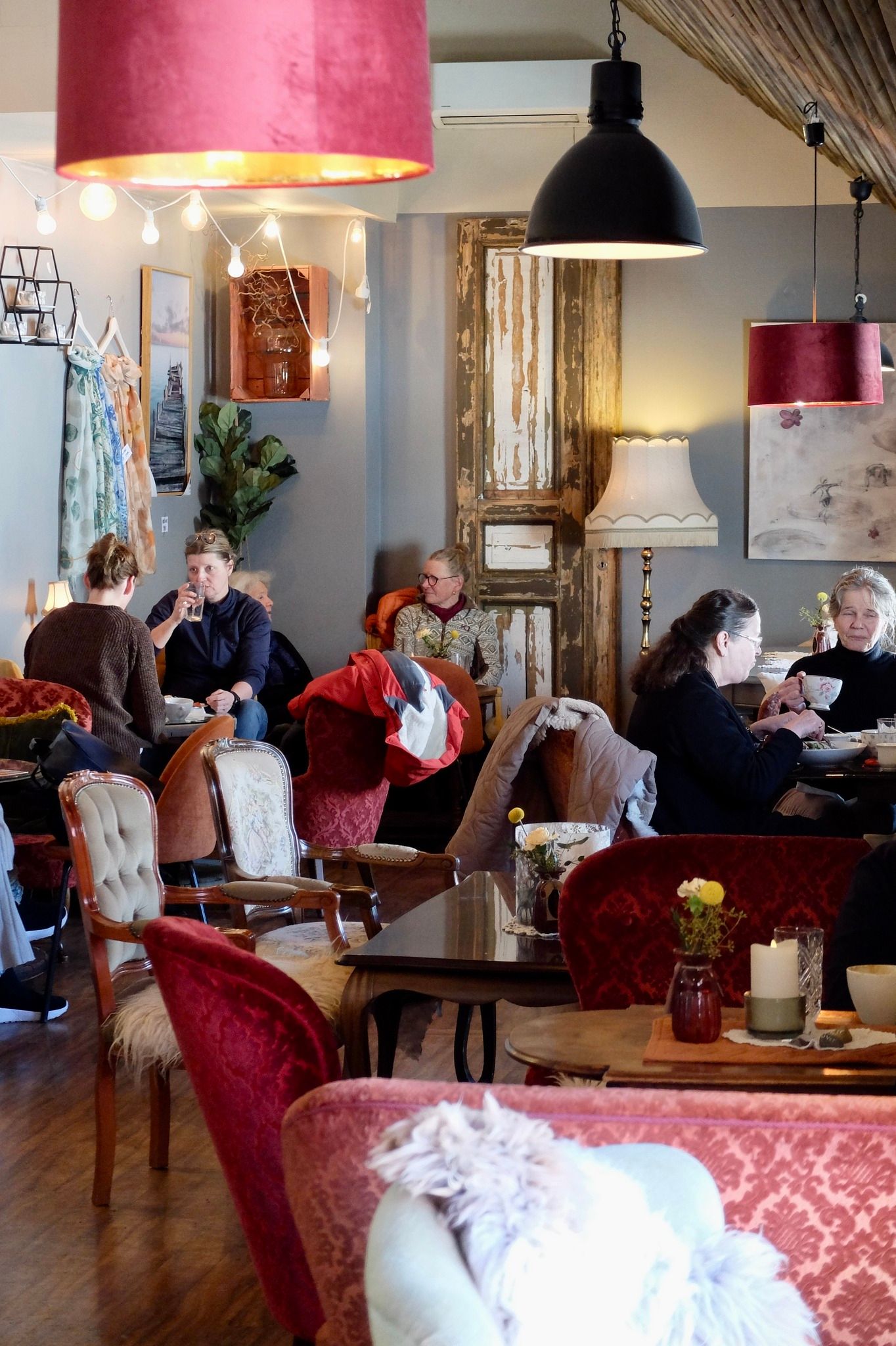 Mennesker på kafe