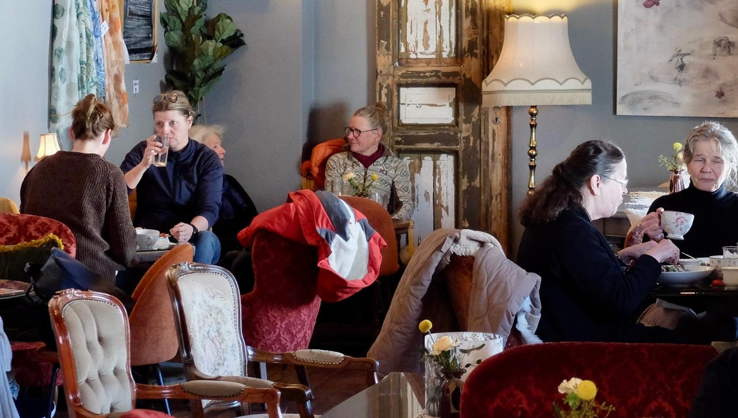 Mennesker på kafe