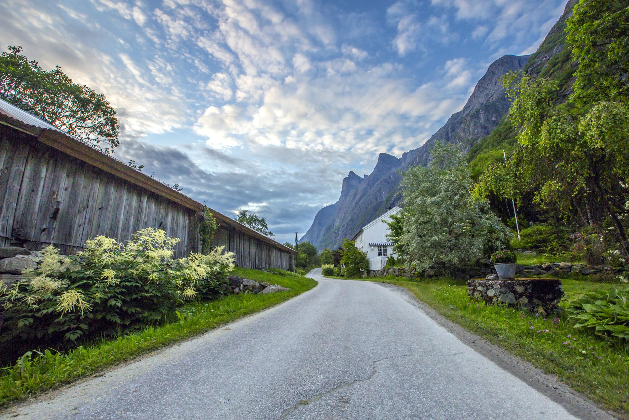 Tour suggestion by car from Molde: Mardalsfossen waterfall and Aursjøveien Road