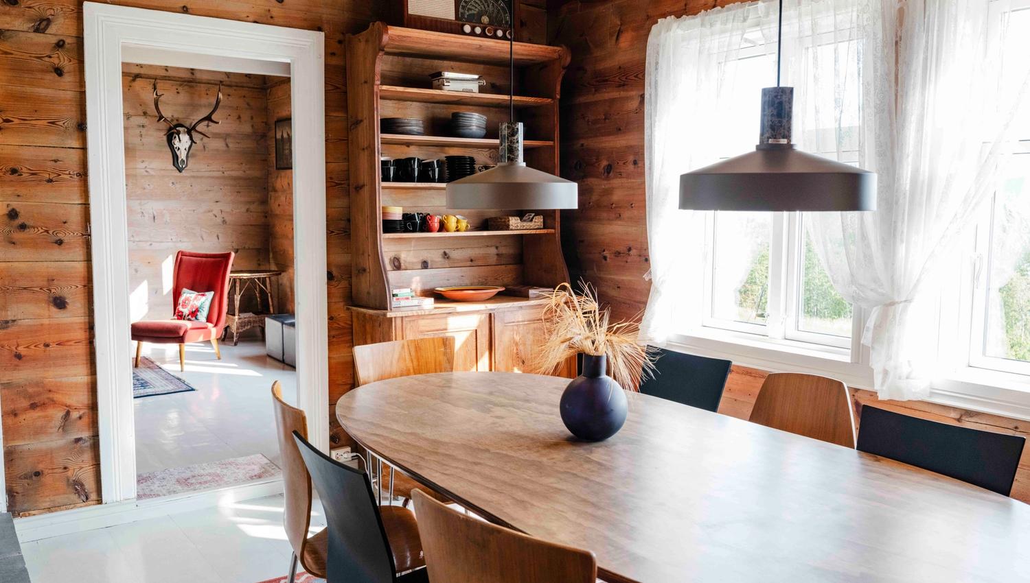 Stor spisestove med utsikt og tradisjonsrik stil på Stigen Fjordlodge i Hardanger.