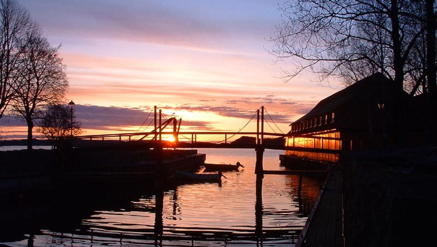 Kanalbro ved solnedgang