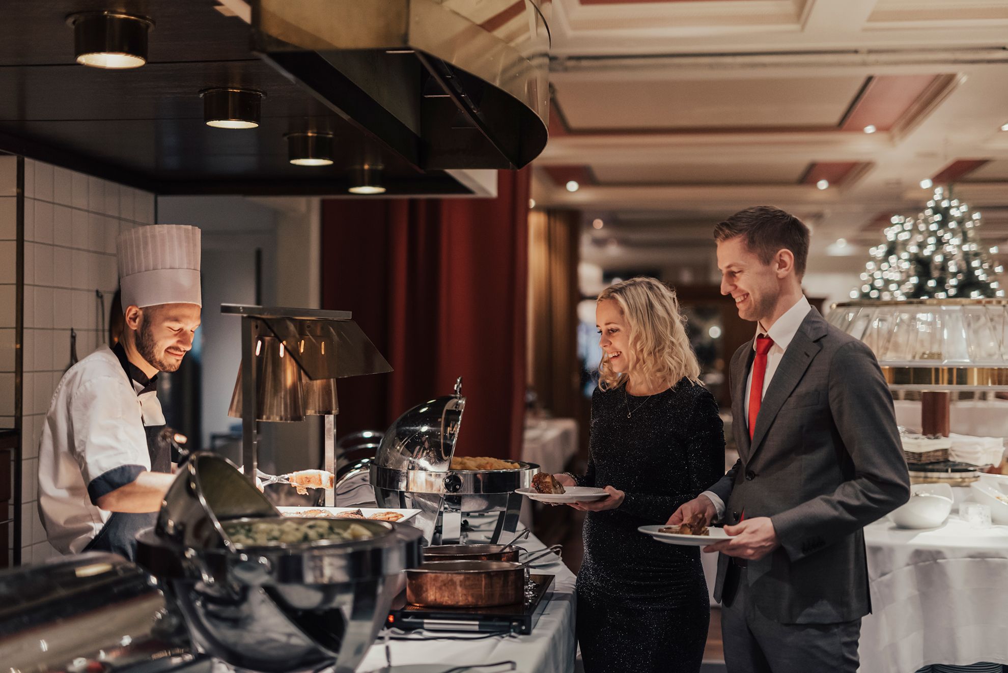Middagsbuffet servert av dyktige kokker på Hotel Union Geiranger
