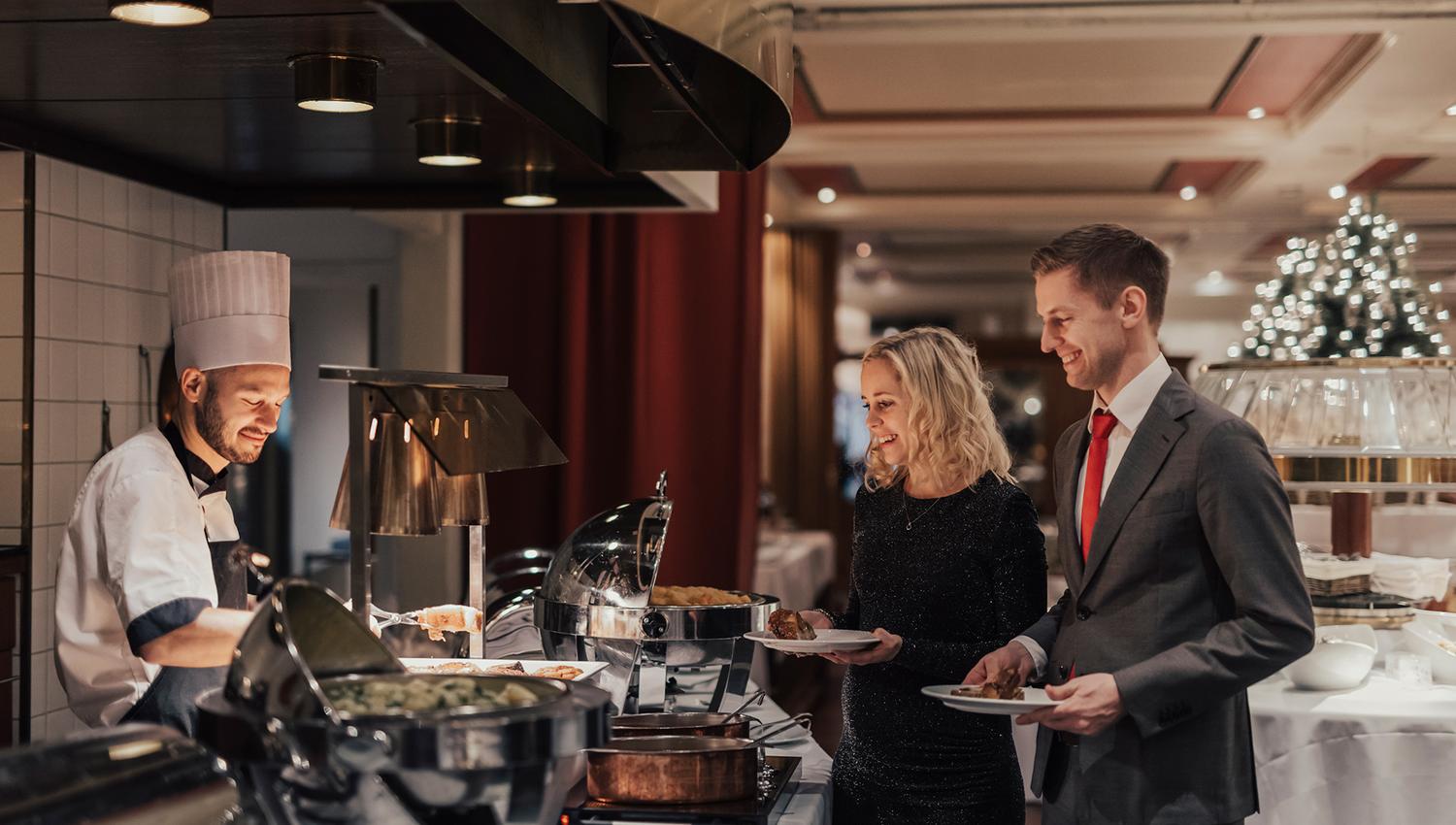 Middagsbuffet servert av dyktige kokker på Hotel Union Geiranger