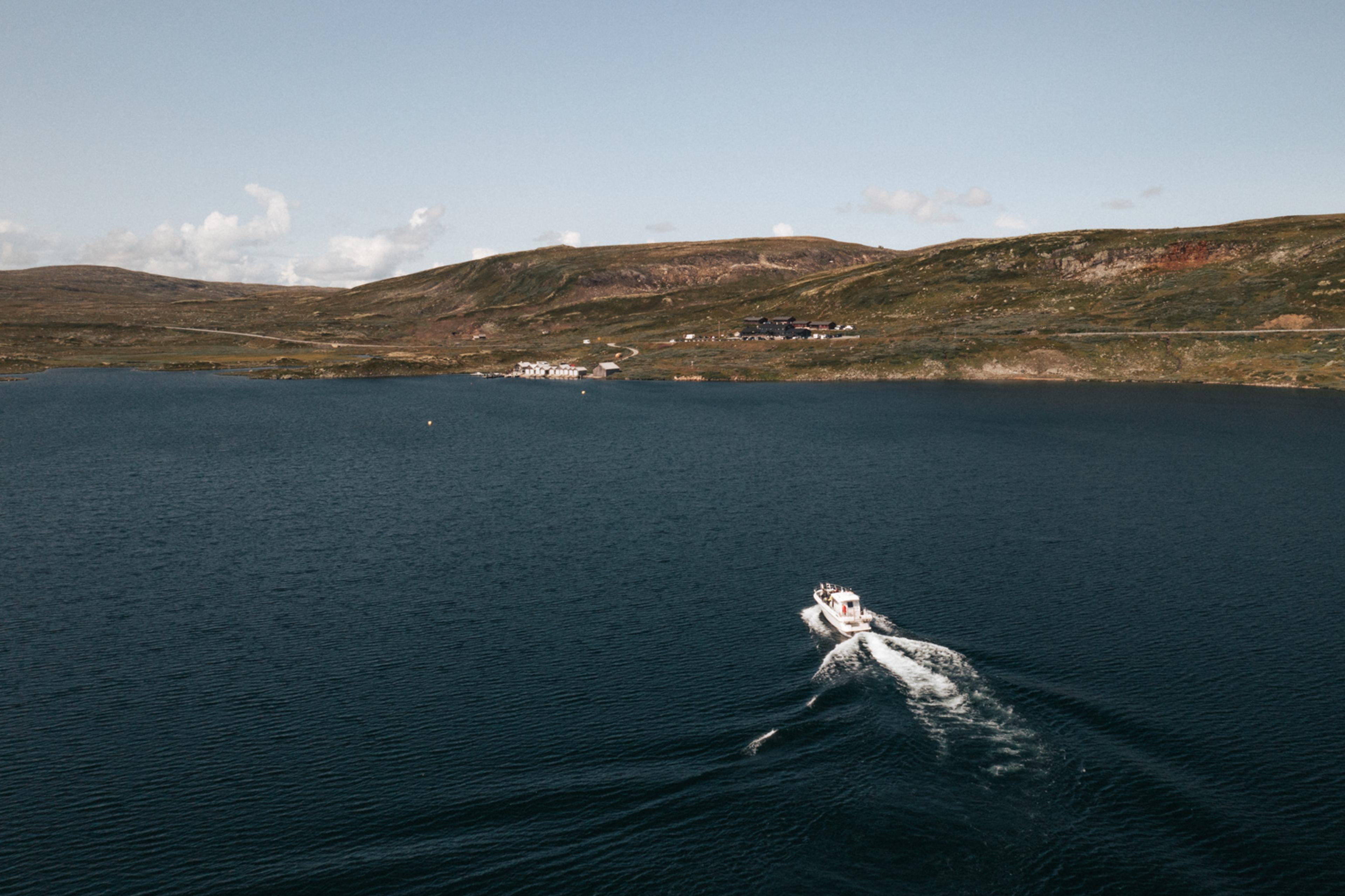 Et dronebilde av Halnekongen på vei mot kaien på Halne.