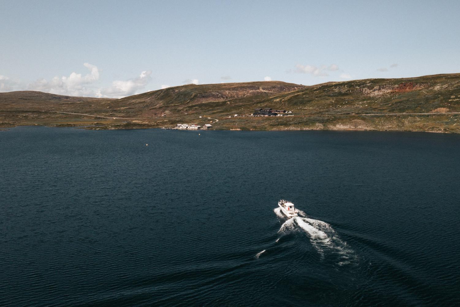 Et dronebilde av Halnekongen på vei mot kaien på Halne.