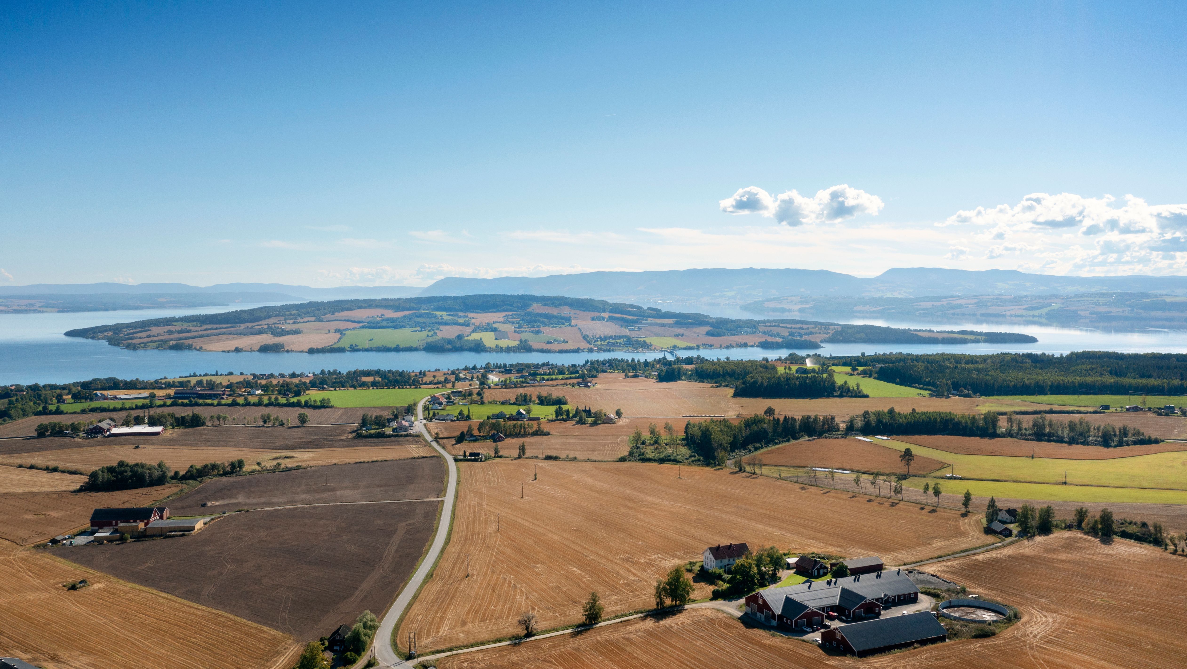 Nes & Helgøya midt i Mjøsa