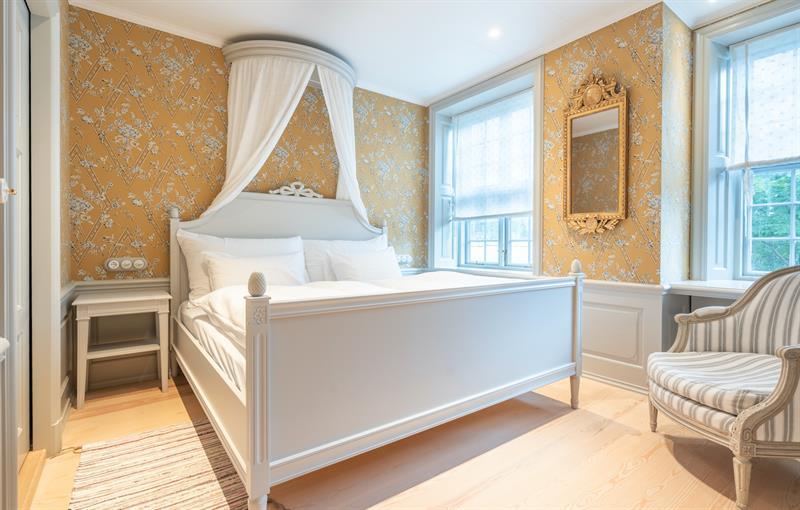 Ramme Fjordhotell gult soverom