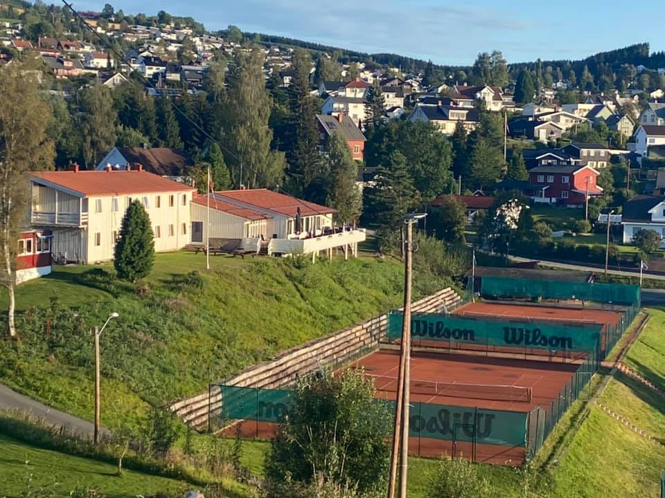 HI Gjøvik Hovdetun - utendørs mot nord med tennisbaner