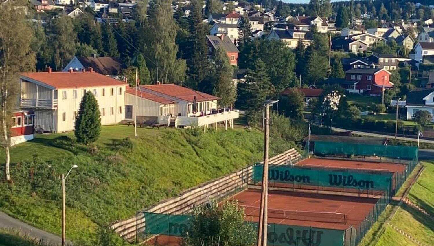 HI Gjøvik Hovdetun - utendørs mot nord med tennisbaner