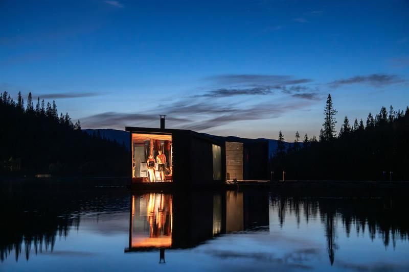 flytende sauna på Gausta om kvelden