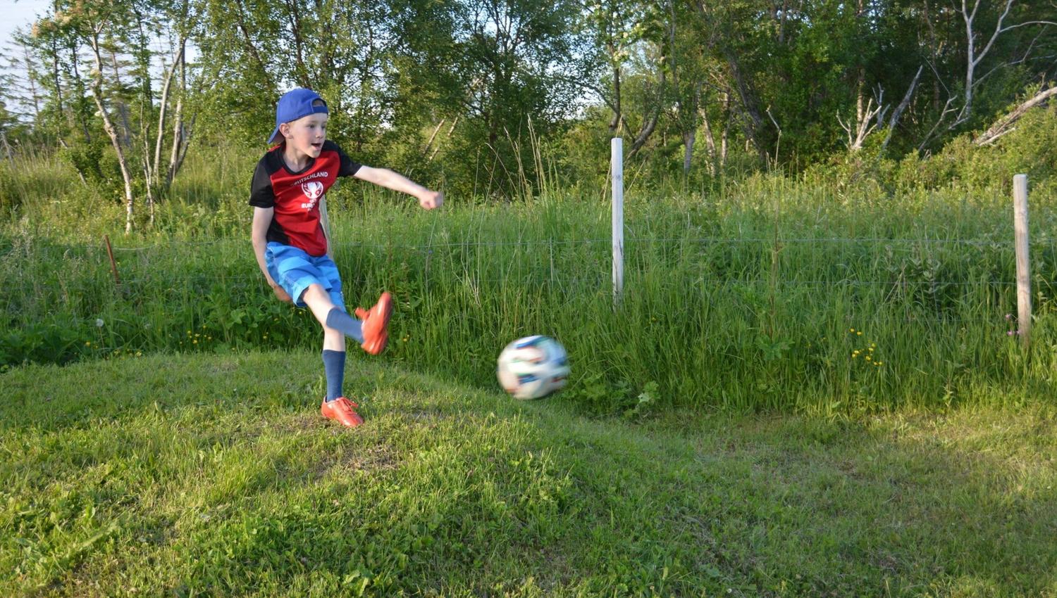 Gutt som sparker fotball