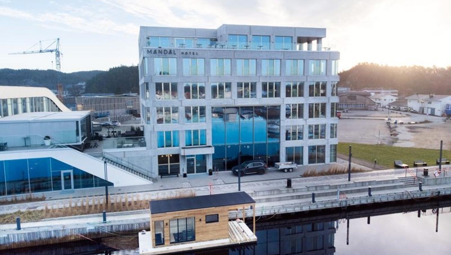 Oversiktsbilde av Mandal Hotel og badstubåten Pysen som ligger i Mandalselva