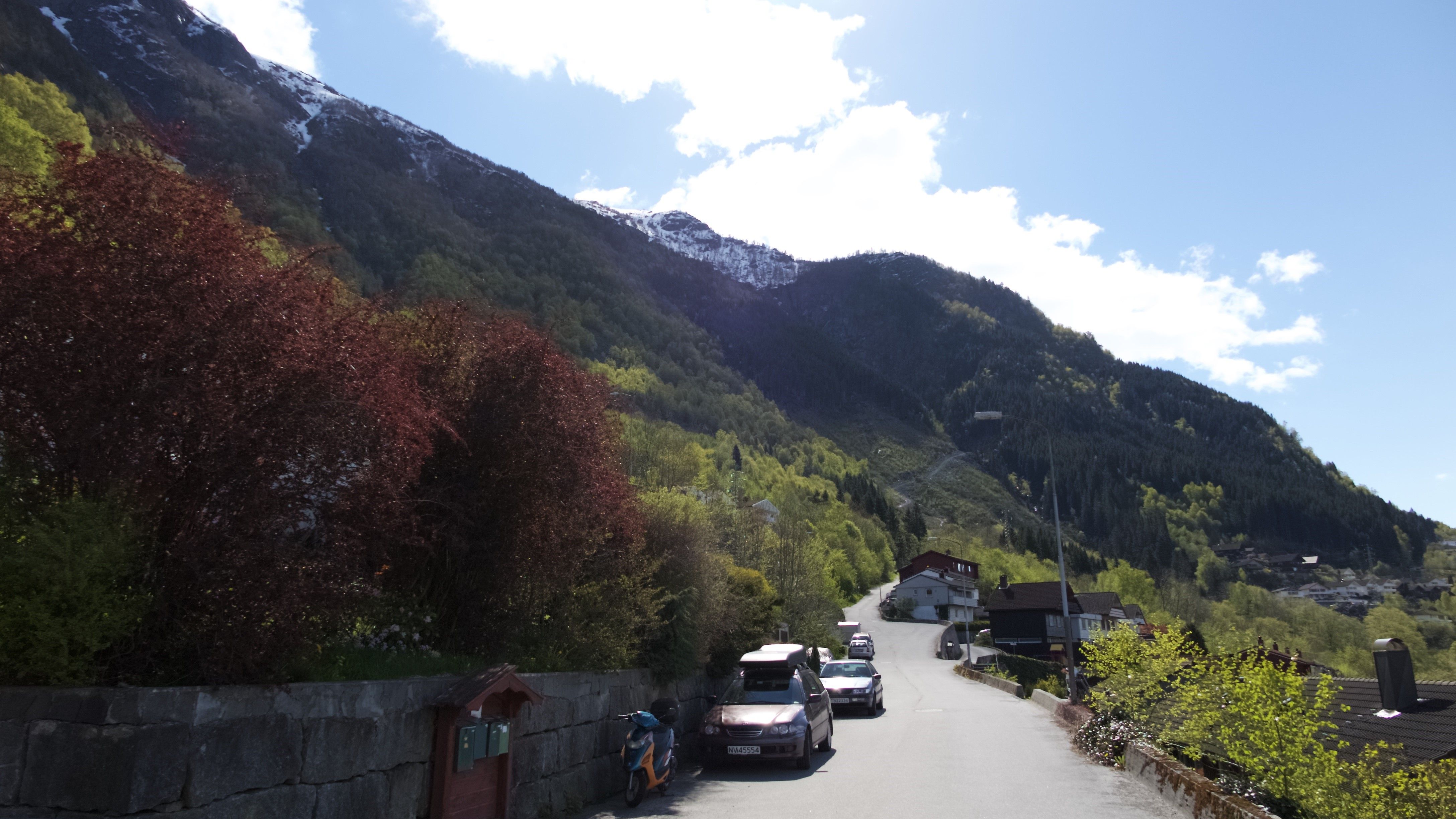 Startpunkt for turen til Rossnos frå Odda, omgitt av grøne lier og høge fjell.
