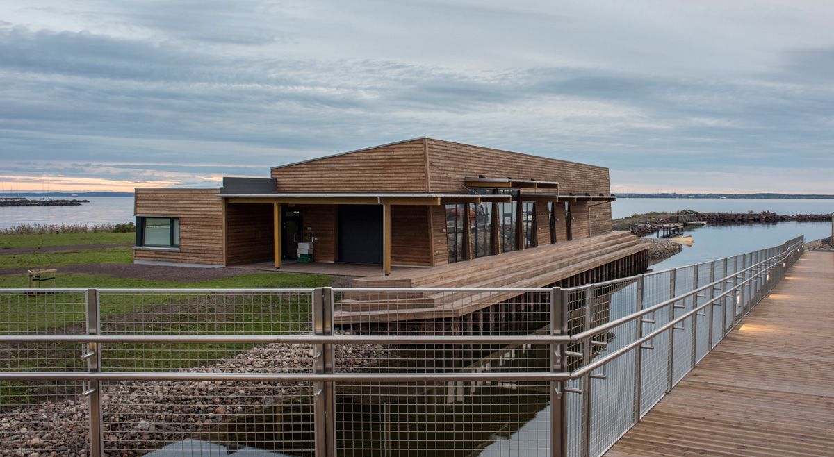 Fasade bygning ved vann