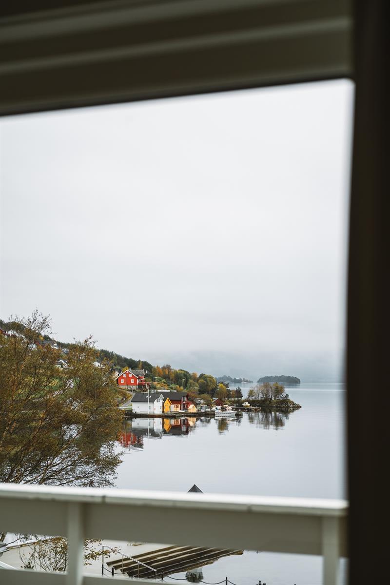 Utsikt frå rom på Rosendal Fjordhotel mot hardangerfjorden og sjarmerande hus