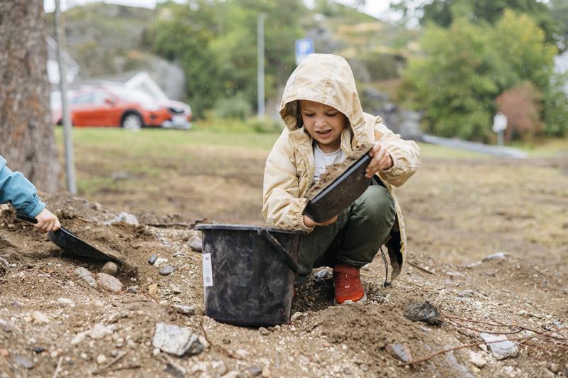 Barn som hjelper til å grave