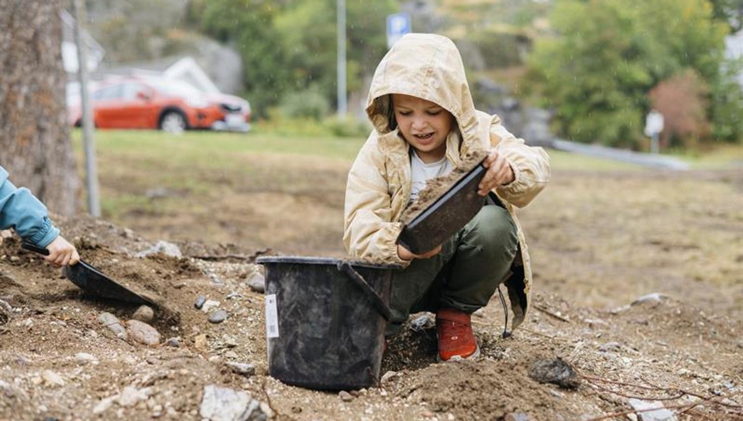 Barn som hjelper til å grave